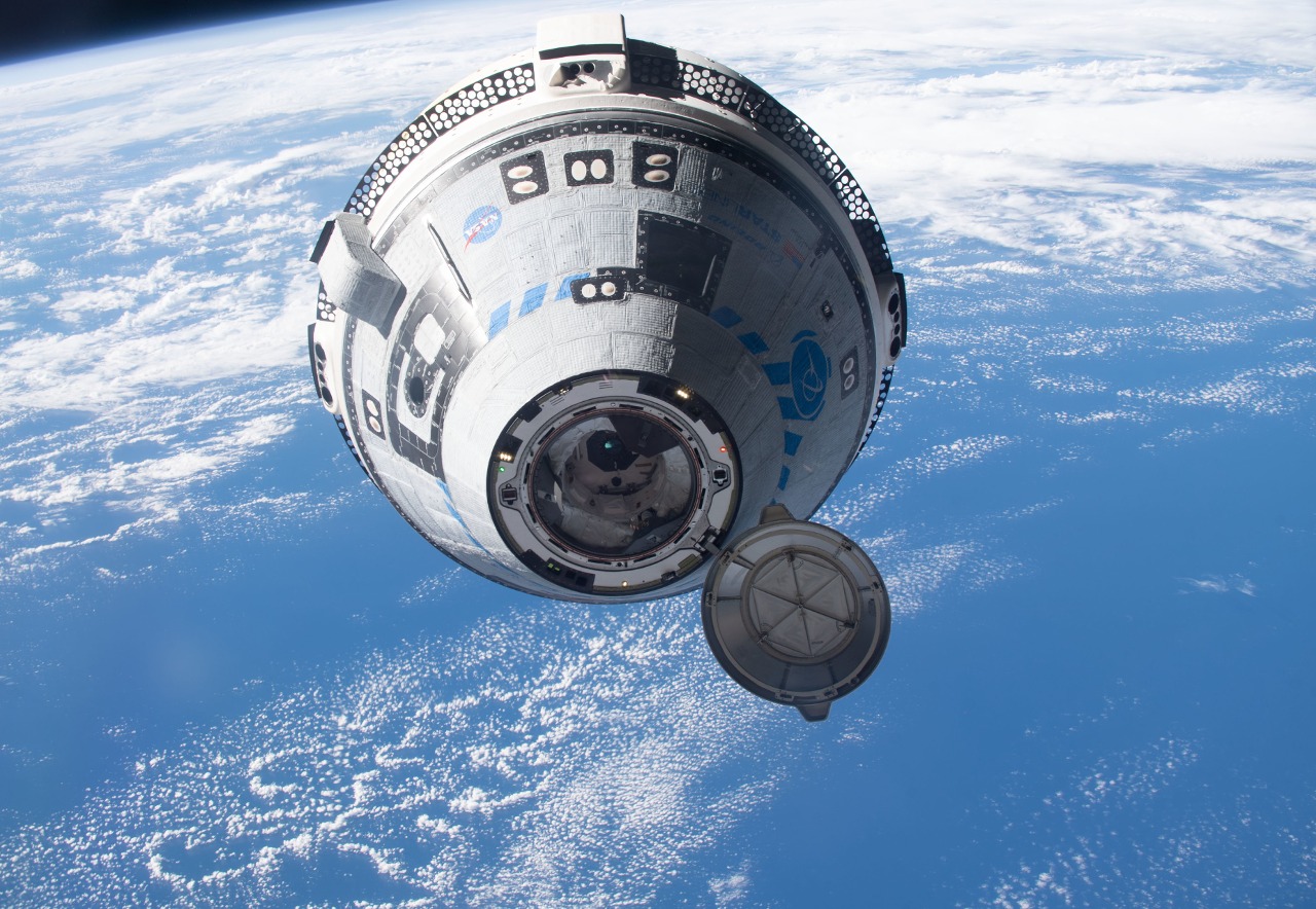 iss067e066735 (May 20, 2022) --- Boeing's CST-100 Starliner crew ship approaches the International Space Station on the company's Orbital Flight Test-2 mission before automatically docking to the Harmony module's forward port. The orbiting lab was flying 268 miles above the south Pacific at the time of this photograph.