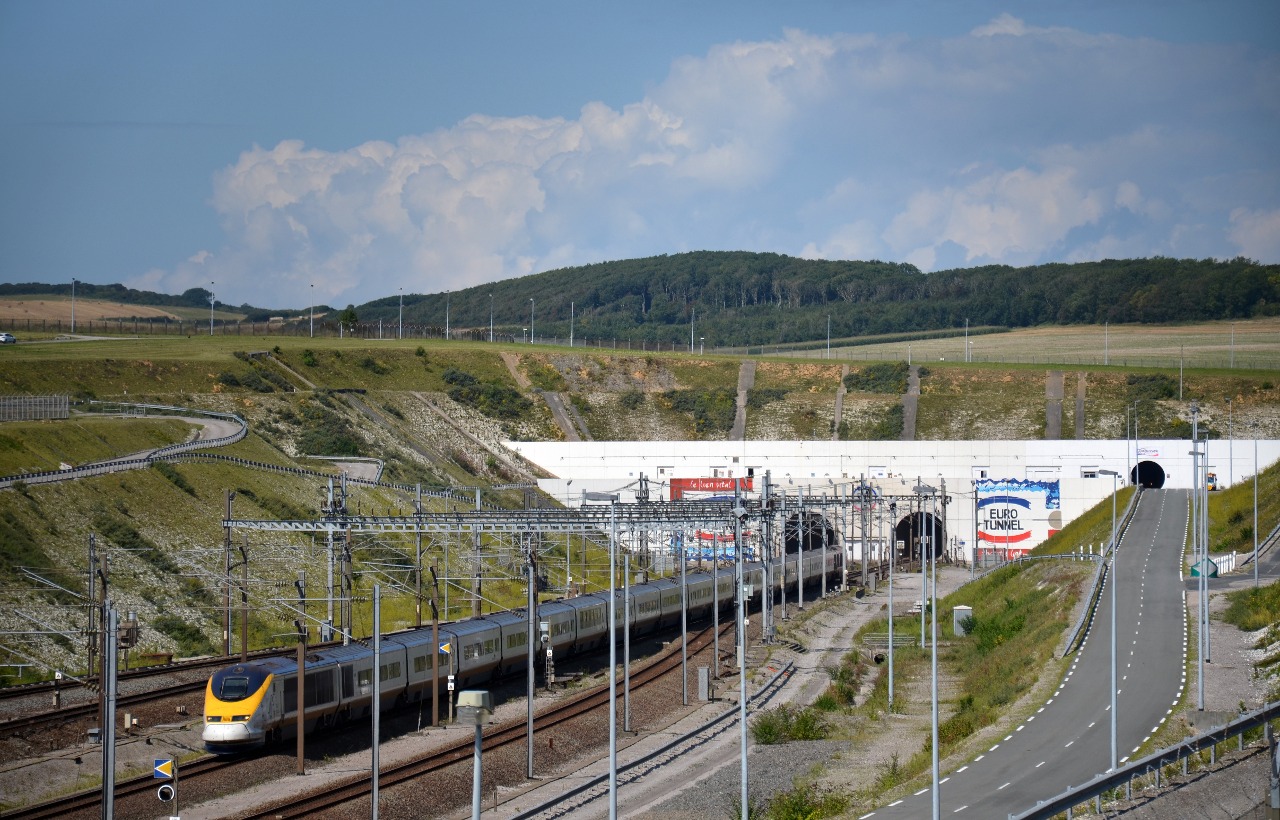 TGV TMST n°3011/2 à la sortie du Tunnel sous la Manche à Coquelles, côté Français.