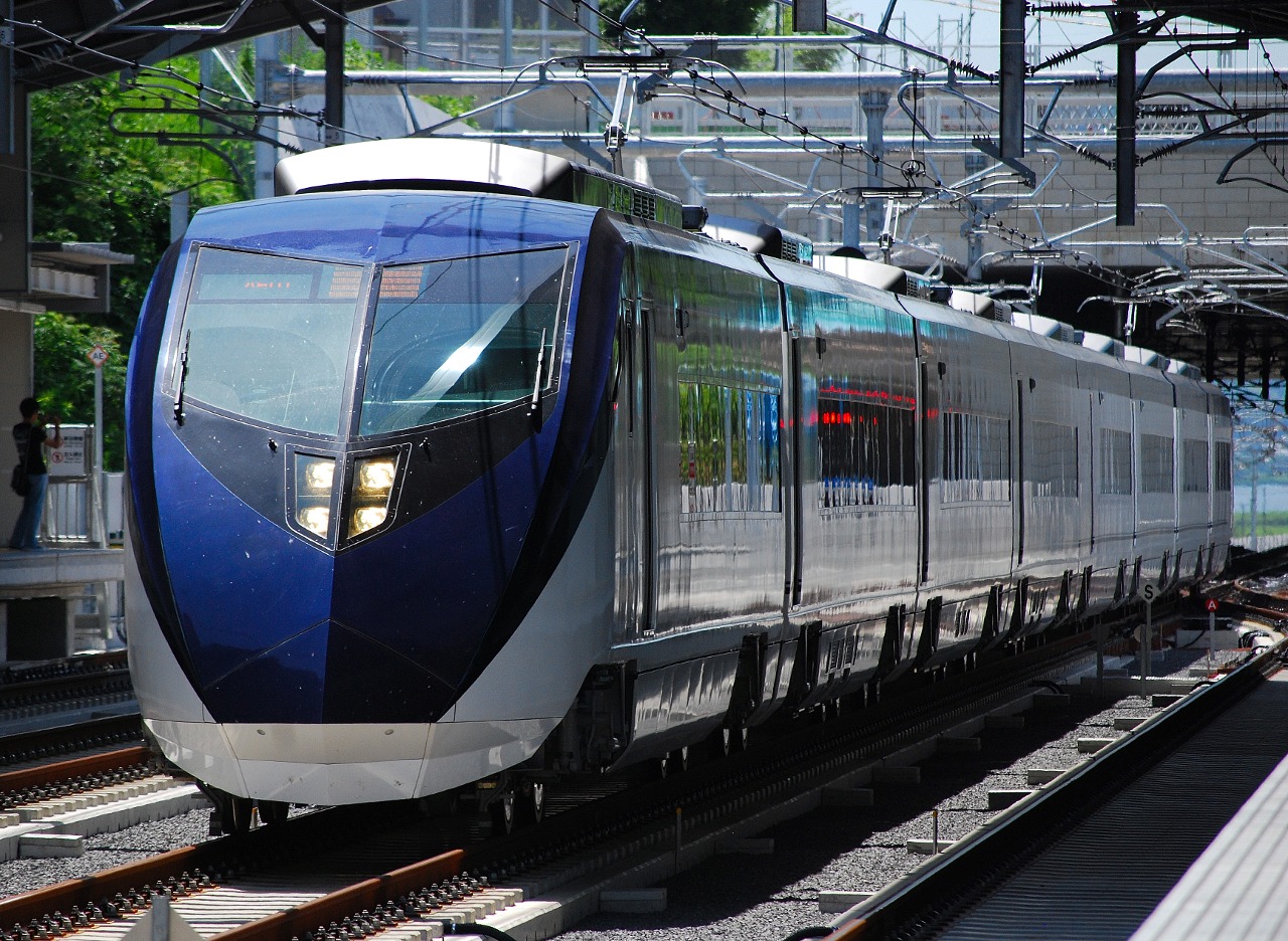 Keisei AE series EMU passing Narita Yugawa Station on a Skyliner service