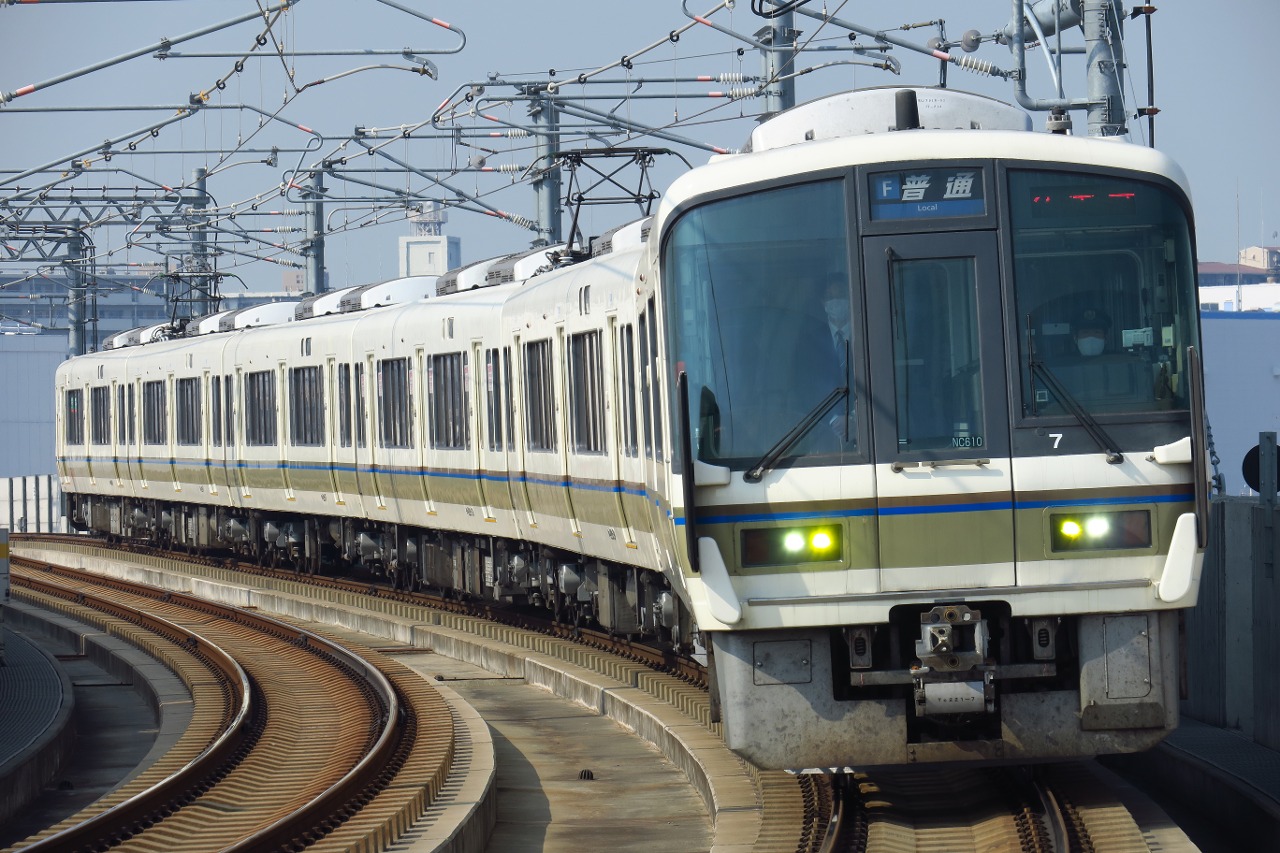 JR西日本221系NC610編成によるおおさか東線普通列車久宝寺行き(南吹田駅)