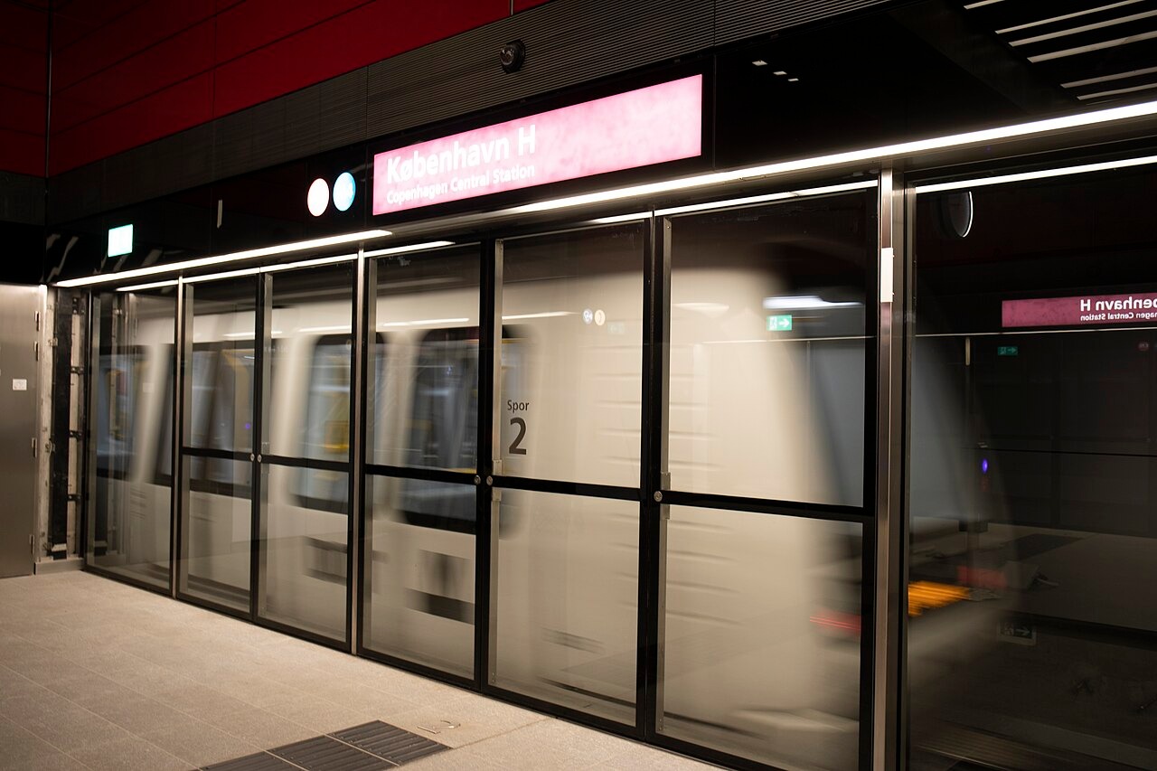 Pressvisning av nya Metrocityringen i Köpenhamn, som invigs söndagen den 29 september. Metrostationen vid Stampesgade, Københavns Hovedbanegård, finputsas inför invigningen. 2019-09-25. Photo: News Øresund - Anna Palmehag © News Øresund - Anna Palmehag (CC BY 3.0). Detta verk av News Øresund är licensierat under en Creative Commons Erkännande 3.0 Unported-licens (CC BY 3.0). Bilden får fritt publiceras under förutsättning att källa anges. .The picture can be used freely under the prerequisite th