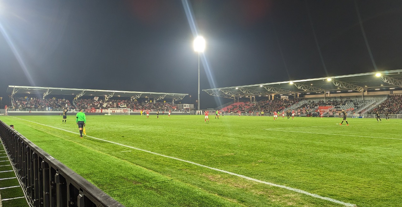 Photographie prise le 26 décembre 2022 au Stade des Antonins lors du match entre le Nîmes Olympique et l'En Avant Guingamp en Ligue 2.