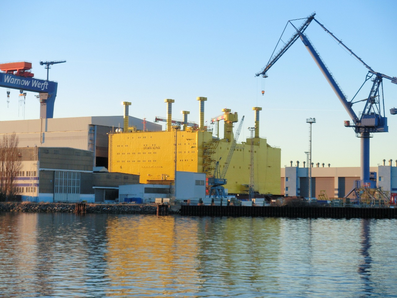 Bau der Offshore-Konverterplattform SylWin alpha in der Warnowwerft Rostock