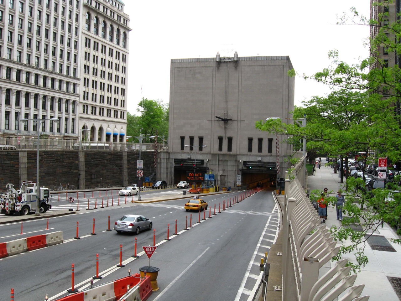 Manhattan entrance to the Brooklyn–Battery Tunnel, photographed from a pedestrian overpass in May 2008