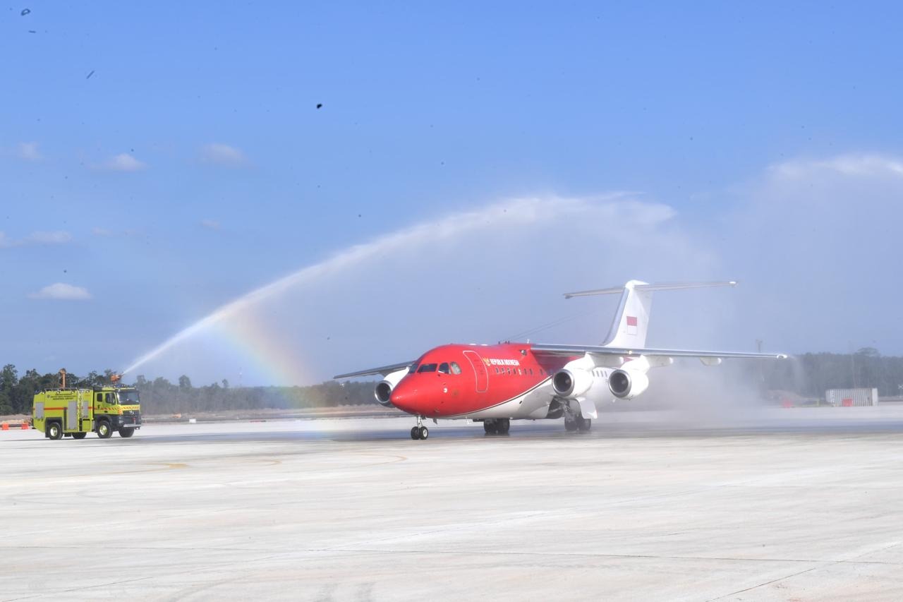 President's aircraft first landing at Nusantara airport