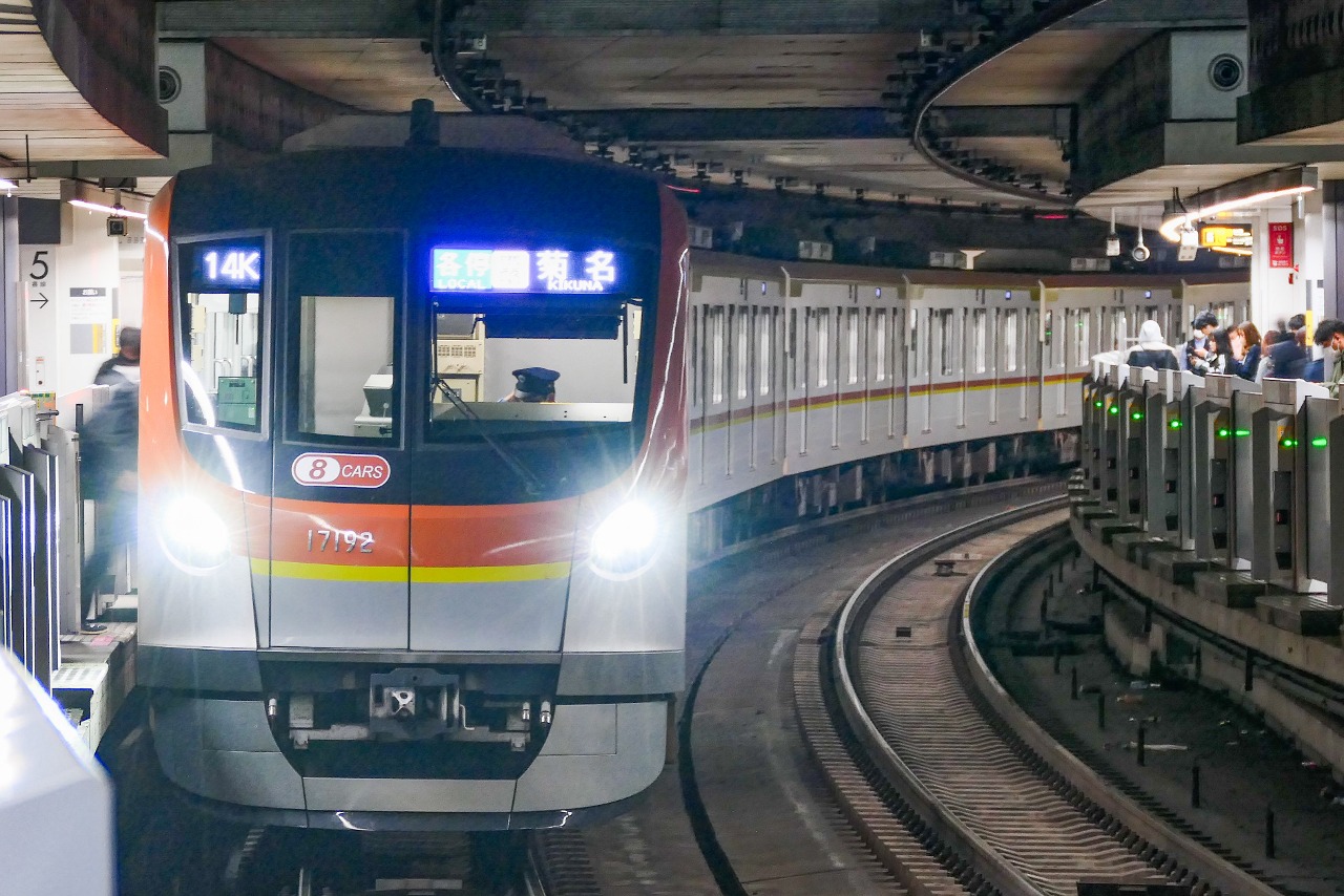 The 17000 series 17192 formation that stops at Shibuya Station on the Tokyo Metro Fukutoshin Line is a local train bound for Kikuna.