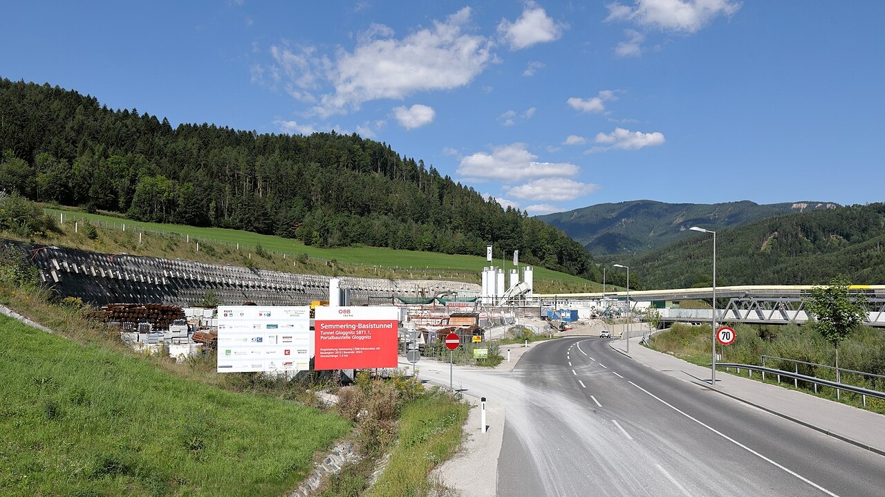 Baustelle (Herbst 2019) beim Ostportal des Semmering-Basistunnels (SBT) am Rande der niederösterreichischen Stadt Gloggnitz. Der SBT wird in drei Baulosen errichtet, hat eine Gesamtlänge von 27,3 km und soll 2026 in Betrieb gehen. Das Portal und der Tunnelabschnitt Gloggnitz mit einer Länge von ca. 7,4 Km gehört zum Baulos 1.1., ist mit rd. 450 Mio. Euro budgetiert und wird von den Firmen Implenia Österreich, HOCHTIEF Infrastructure Austria und Thyssen Schachtbau errichtet.