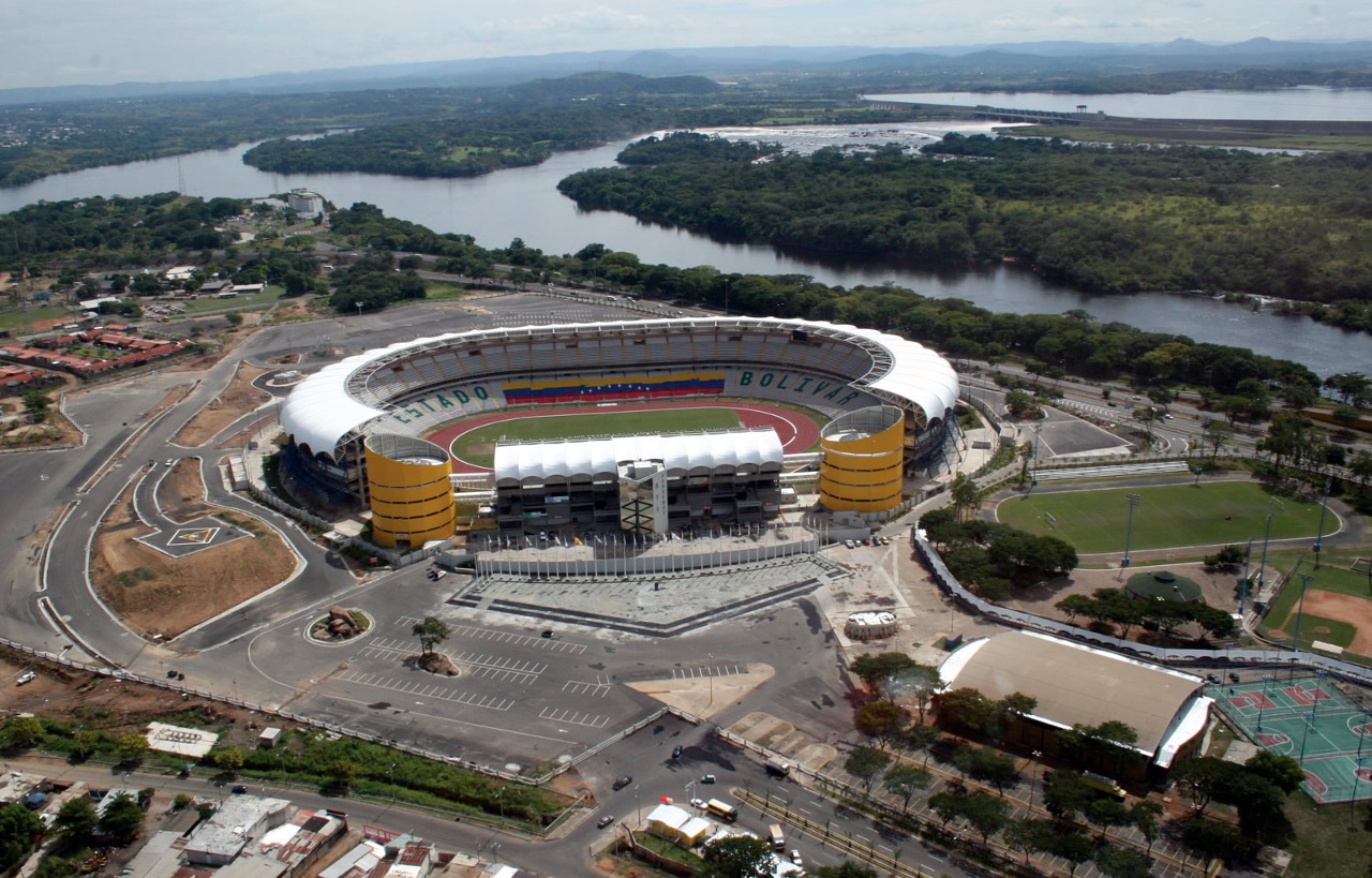 Aerial loca view of CTE Cachamay (center), Following clockwise: the alternating field (Cachamaicito), the softball field, basketball courts and the Hermanas González Gym. At the background is La Llovizna Park, Macagua Power Station and the Cachamay Park.