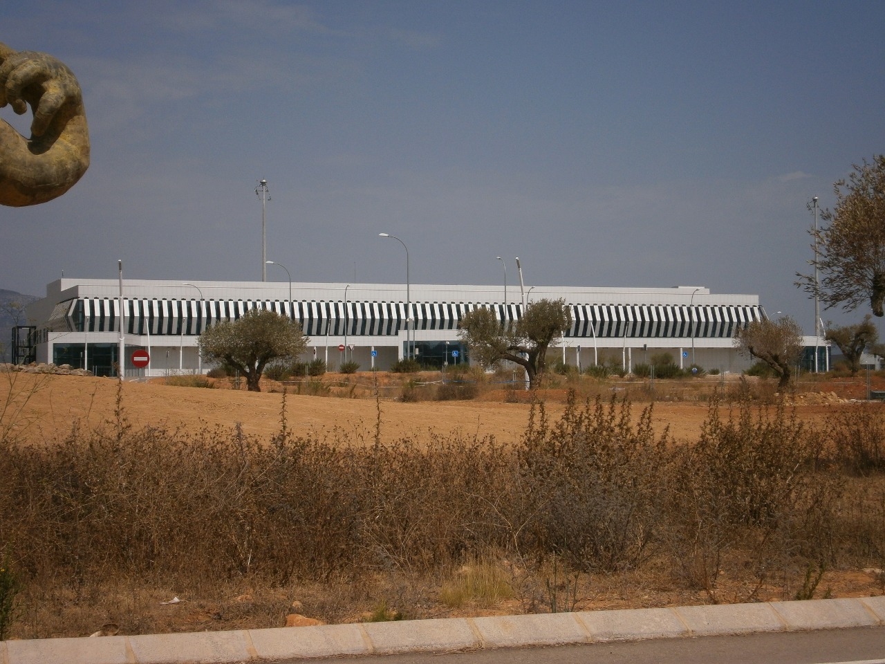Terminal del aeropuerto de Castellón, vista desde la glorieta de entrada