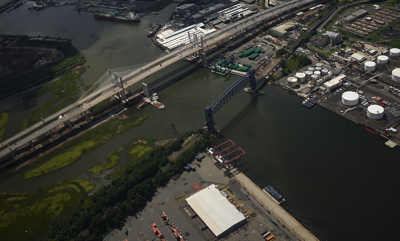 New w:Goethals Bridge over w:Arthur Kill between w:Staten Island, New York City and New Jersey in the USA. Supports for the old bridge are visible to the right of the new dual bridge. Also showen is the w:Arthur Kill Vertical Lift Bridge carrying a freight railroad track. The two barge-to-rail transfer facilities of New York City's new solid waste disposal system are also visible. One is on the New York Container Terminal on Staten Island, near the bottom, and is used by w:Covanta Energy; the ot