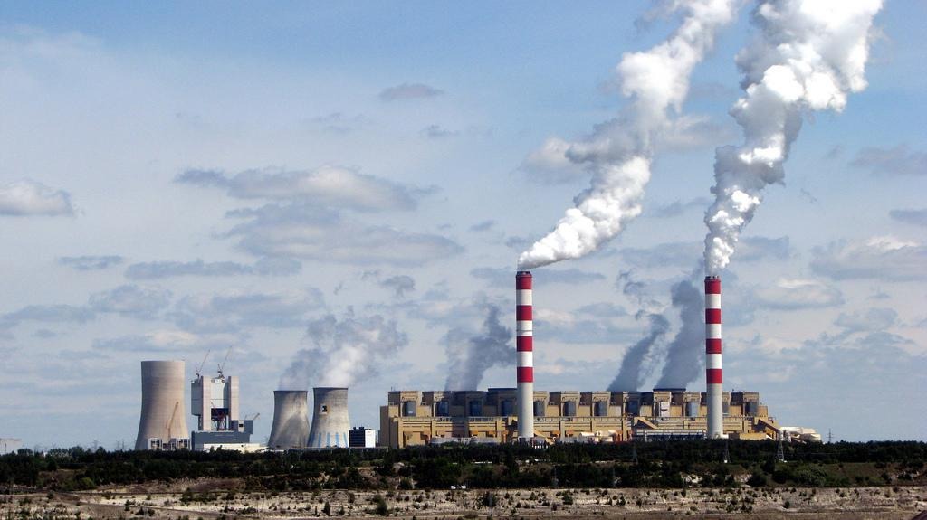 Elektrownia Bełchatów widziana od południa, zza wielkiego dołu odkrywkowego kopalni węgla brunatnego.