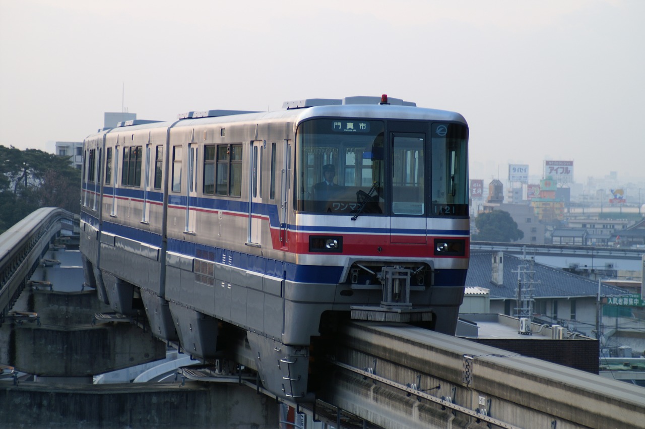 Osaka Monorail Train (1000 Series) at Hotarugaike Station, Toyonaka, Osaka, Japan 大阪モノレールの列車（1000系）、大阪府豊中市、蛍池駅