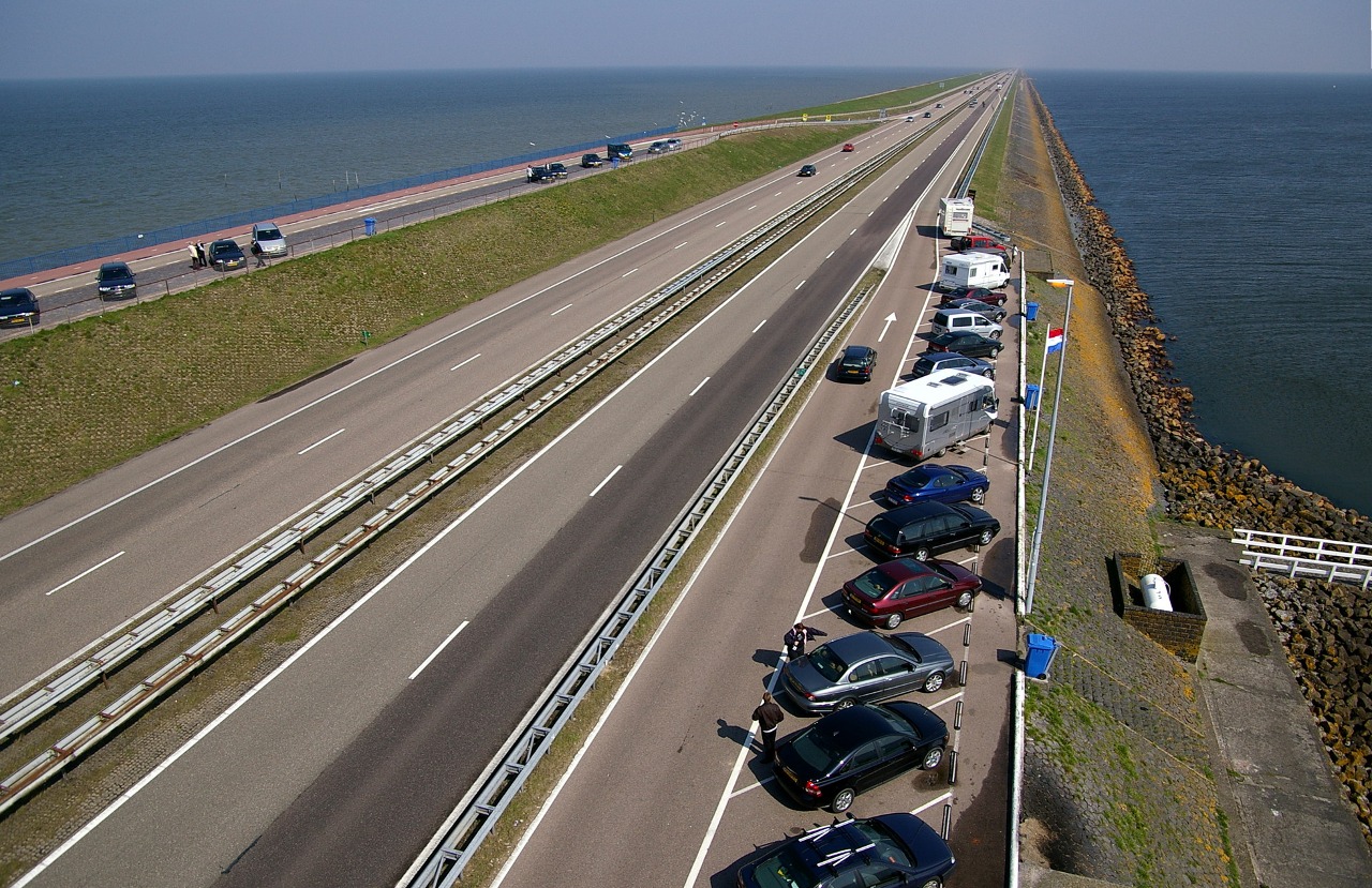 Der Abschlussdeich in den Niederlanden, aufgenommen vom Aussichtsturm in Blickrichtung Norden. Linkerhand die Nordsee (Salzwasser), rechterhand das IJsselmeer (Süßwasser).