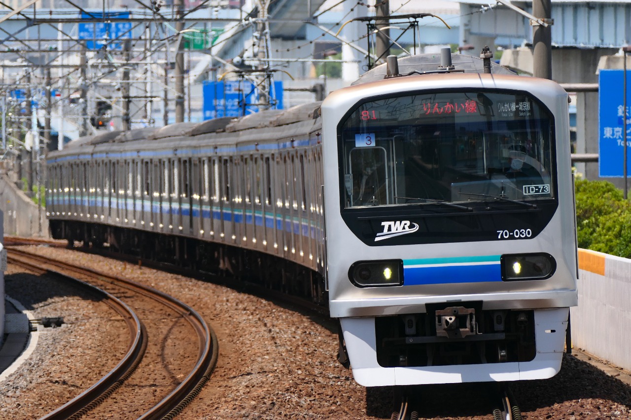 A train bound for Shin-Kiba by the 3rd formation of 70-000 type that enters Shinonome Station on the Tokyo Seaside High-speed Railway Rinkai Line.