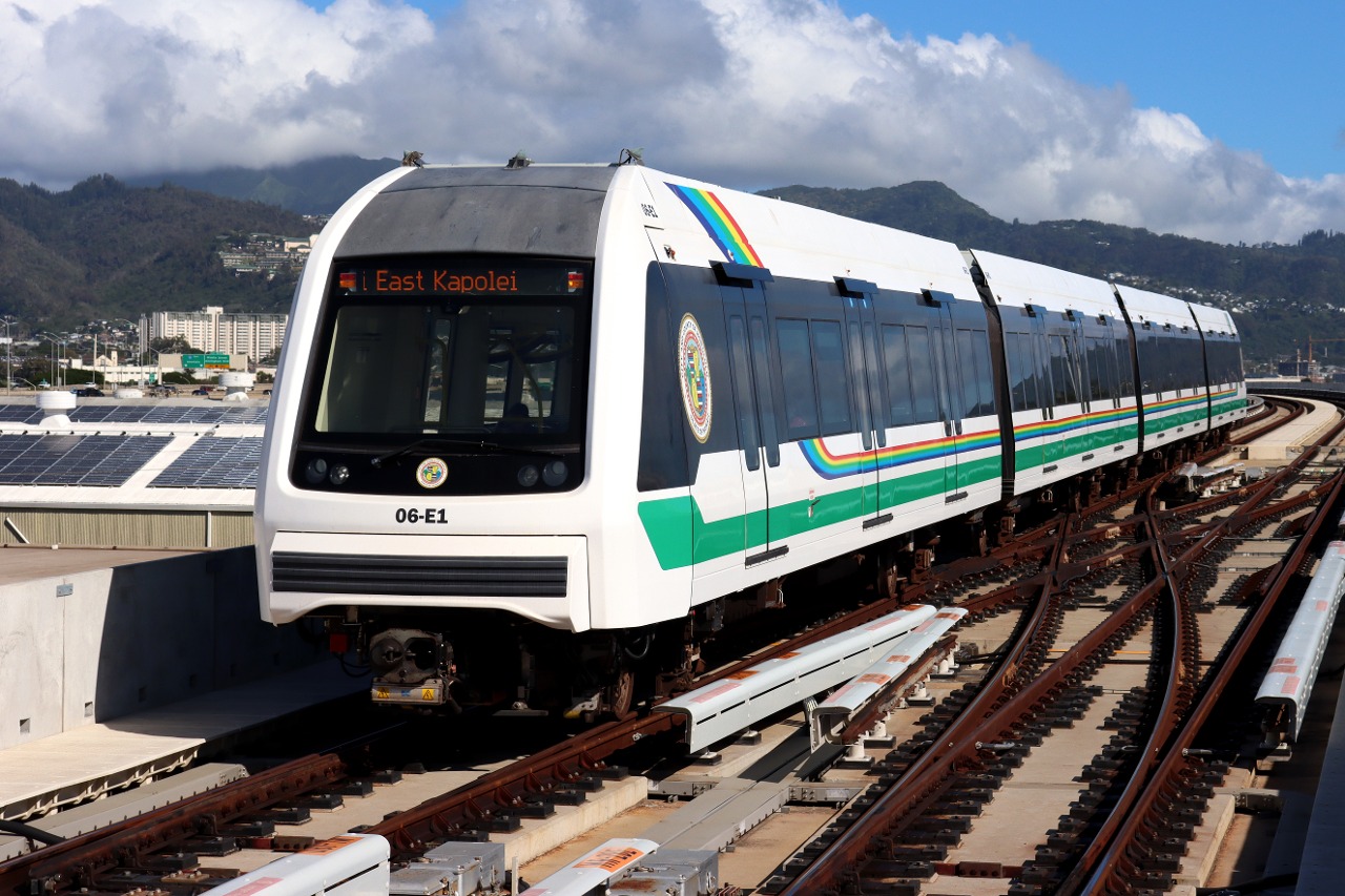 Skyline trainset 06 arriving at Āhua Station on a westbound trip.
