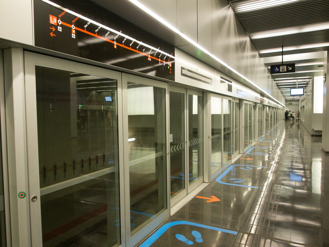 Andana estació "Aeroport T1" de la Linia L9 del metro de Barcelona