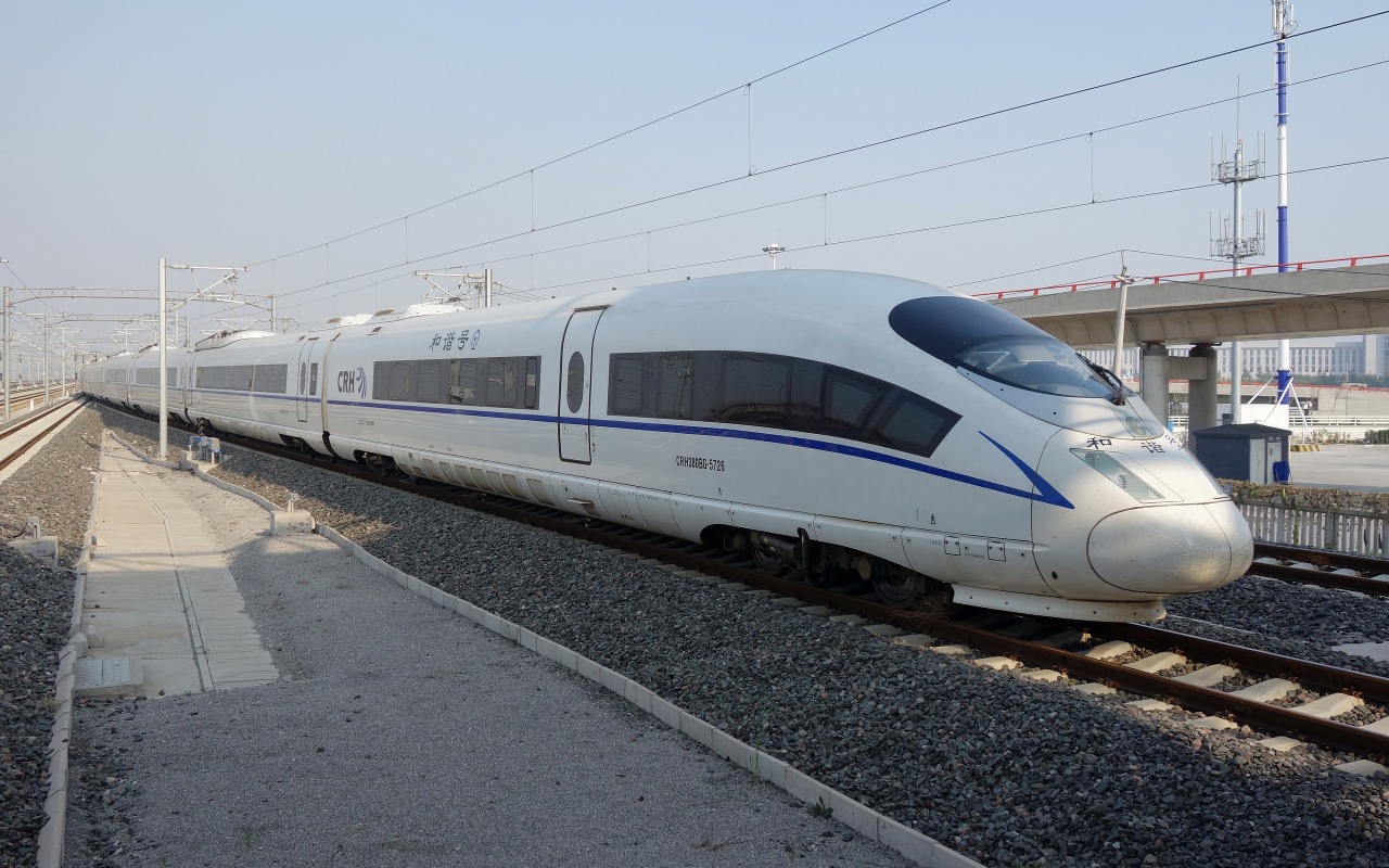 统型CRH380BG高寒型电力动车组重联担当的G394次列车正驶入天津滨海站。