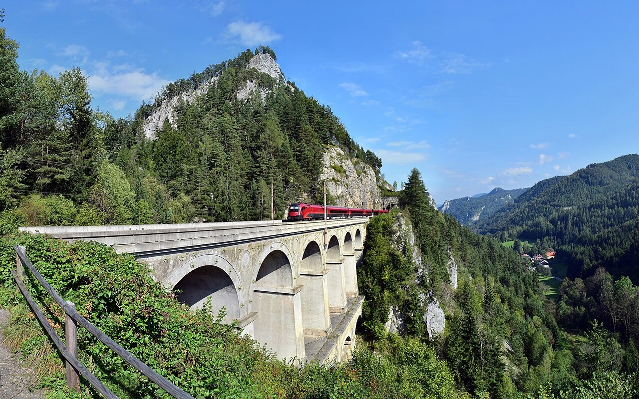 Krauselklause Viadukt of Semmering railway with a Railjet, in the background the Spießwand (915 m) and Krausel tunnel