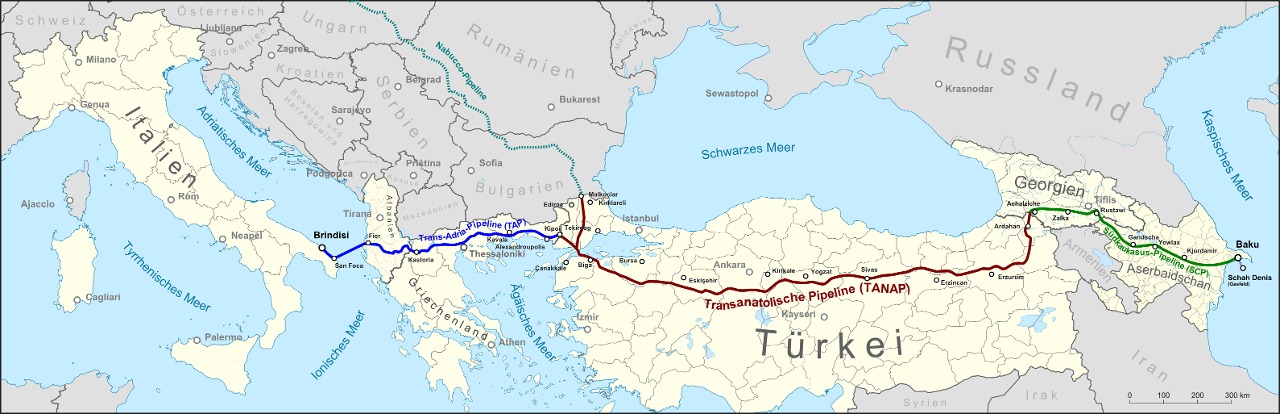 Map showing the location of the Shah Deniz gas field, the route of the South Caucasus Pipeline (SCP), the Trans-Anatolian gas pipeline (TANAP) under construction and the planned Trans Adriatic Pipeline (TAP), as well as the not realized Nabucco pipeline. Text in German