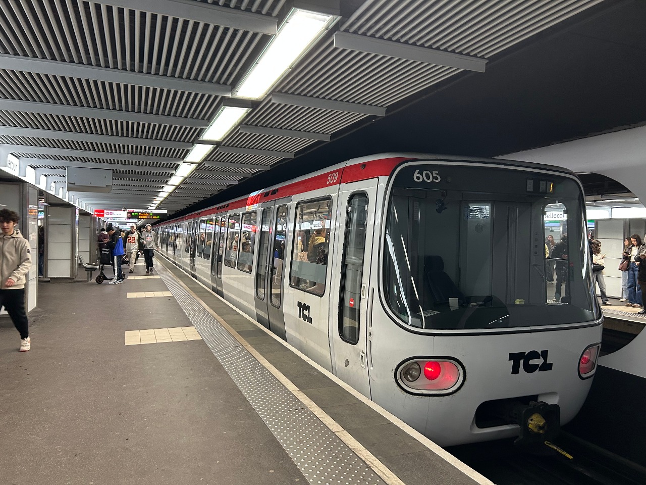 Vue d’une rame de la ligne à la station Bellecour.