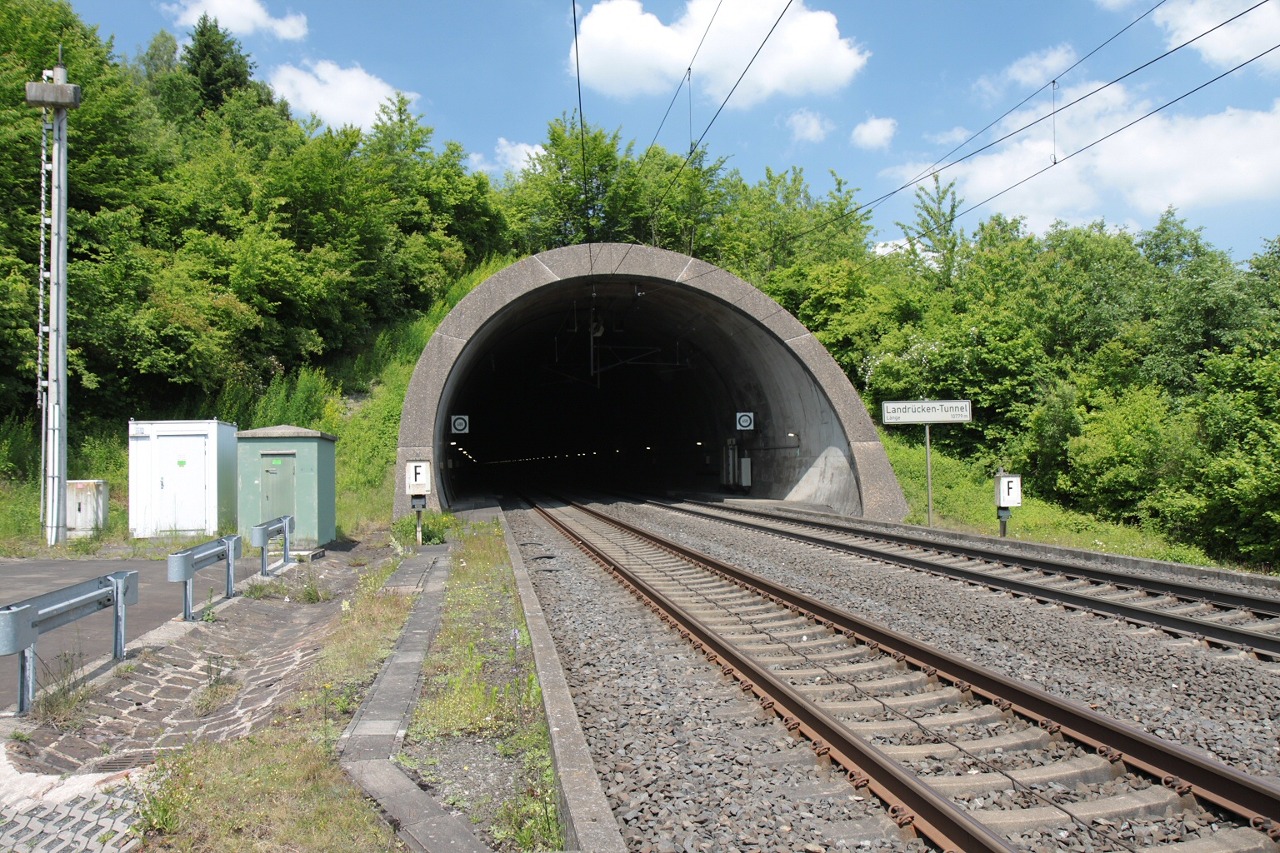Das Südportal des Landrückentunnels der Schnellfahrstrecke Hannover–Würzburg