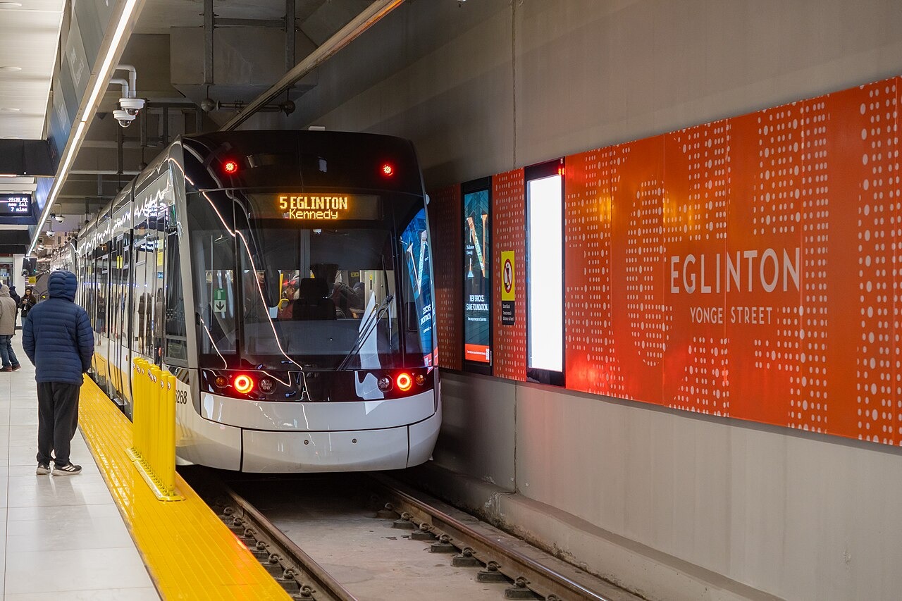 An eastbound Line 5 Flexity Freedom LRT at Eglinton station