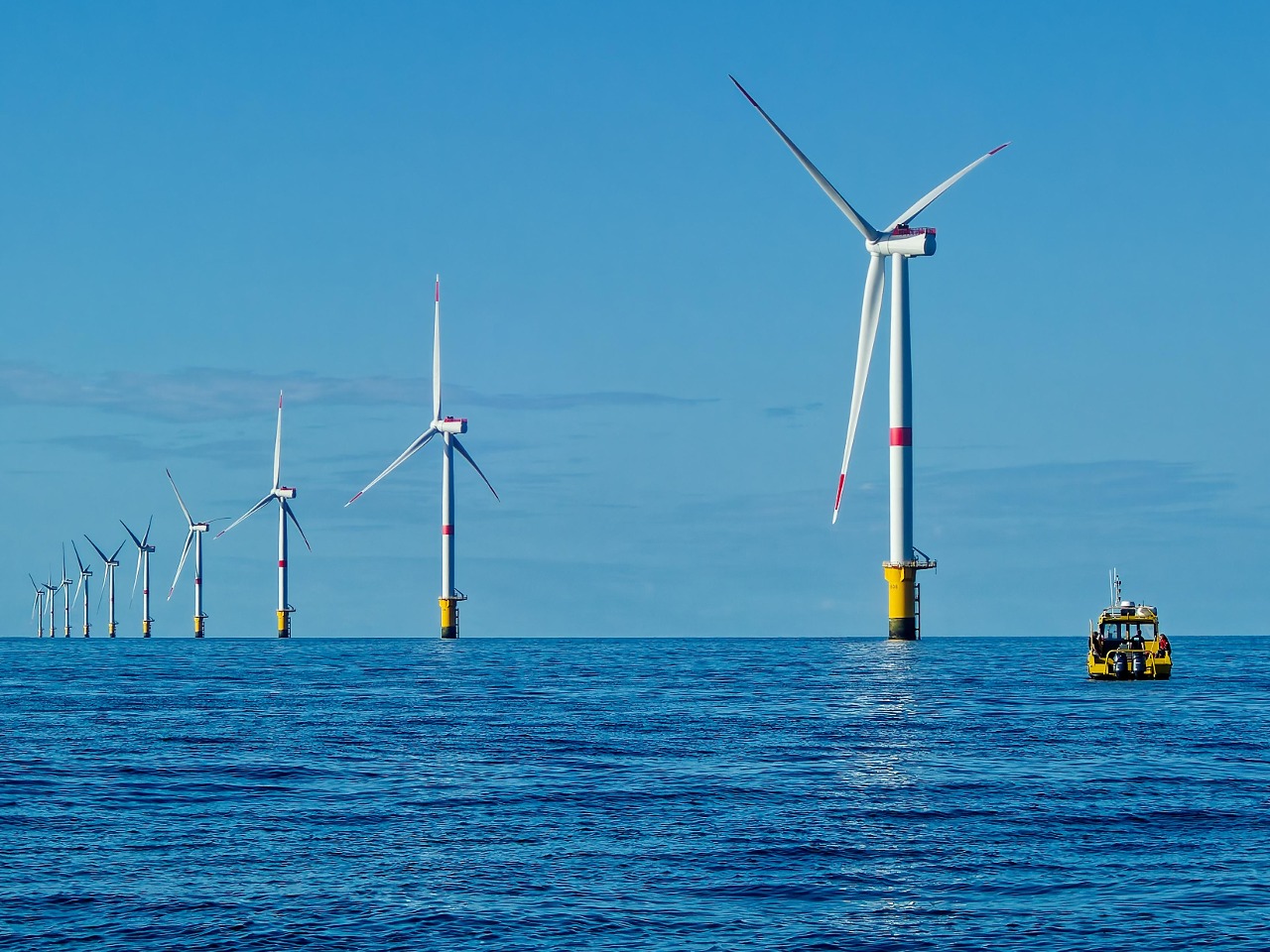 These photographs were taken during the EMOI campaign which took place in the wind farm off the coast of Fécamp, Normandy. This mission was carried out jointly by the scientific teams and nautical resources of LERN and ENSTA. The photographs notably show the Mélité, an ENSTA vessel, deployed alongside the Delphy, a LERN vessel, to perform measurements at sea. The objective of the EMOI campaign is to acquire in situ observations to better describe the physical processes that develop in the wake o