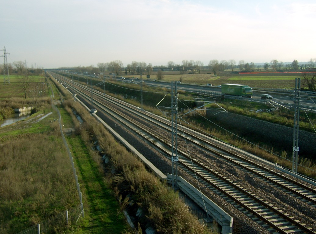 La ferrovia Milano-Bologna ad alta velocità, affiancata all'Autostrada del Sole, nel territorio comunale di Pieve Fissiraga