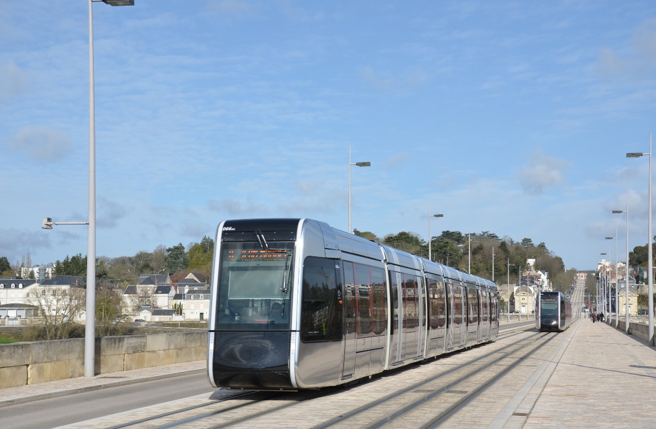 La ligne A du tramway du réseau FilBleu, sur le pont Wilson de Tours.