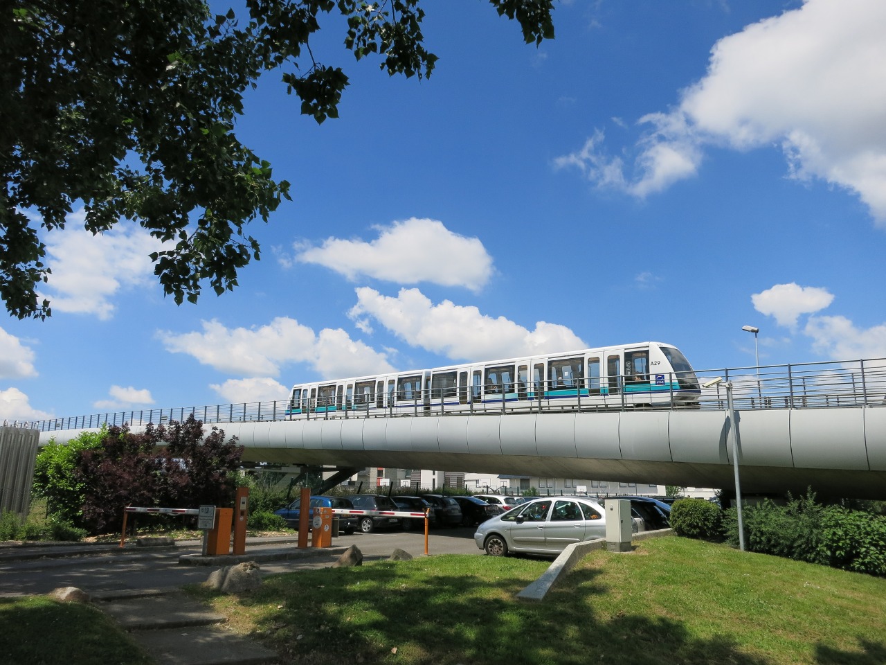 Fahrzeug der Métro Rennes auf dem Hochbahnabschnitt zwischen den Stationen Pontchaillou und Anatole France (Linie a)