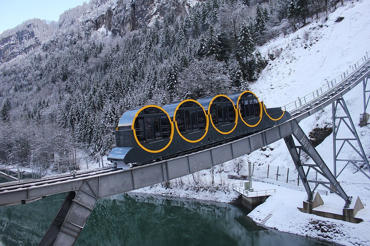 Fahrzeug der neuen Standseilbahn Schwyz-Stoos bei der Talstation