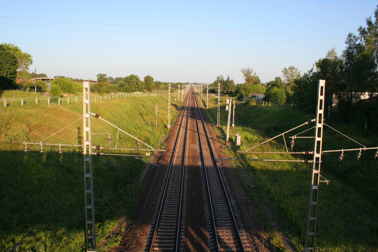 Stadt Lichoslawl (Oblast Twer, Russland). Die Bahnlinie Sankt Petersburg — Moskau nahe dem Bahnhof.