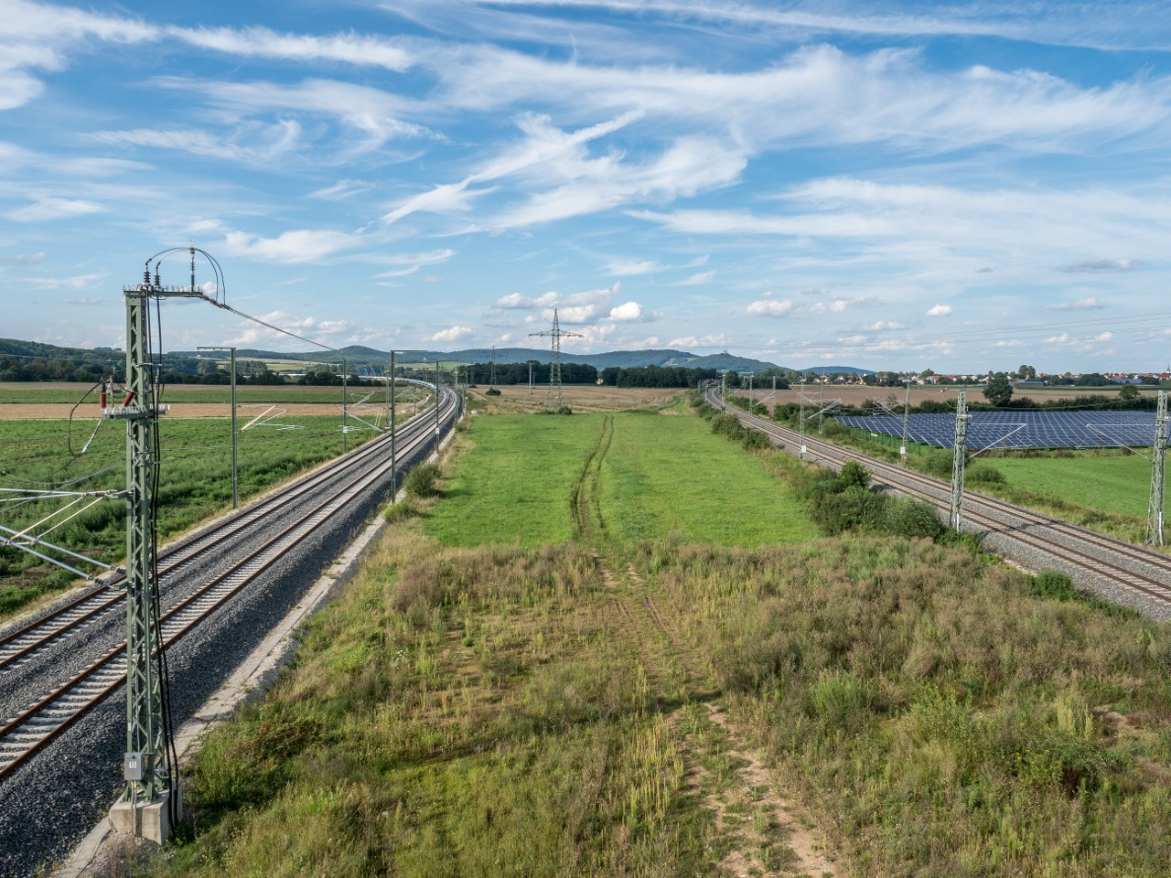 View from the bridge of Niederauer Straße in Unterzettlitz over the railroad line Bamberg-Hof and ABS/NBS Nürnberg-Erfurt. To the left the ABS/NBS Nuremberg-Erfurt branches off to the right the Bamberg-Hof railroad line