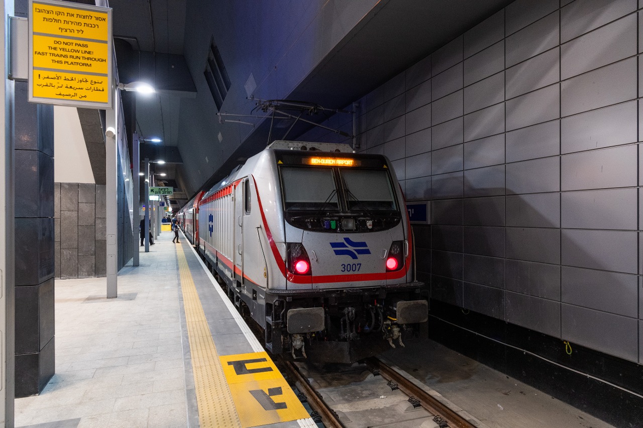 Электровоз Bombardier TRAXX P160 AC3 № 3007 на подземной железнодорожной станции «Иерусалим-Ицхак Навон» в Иерусалиме.
