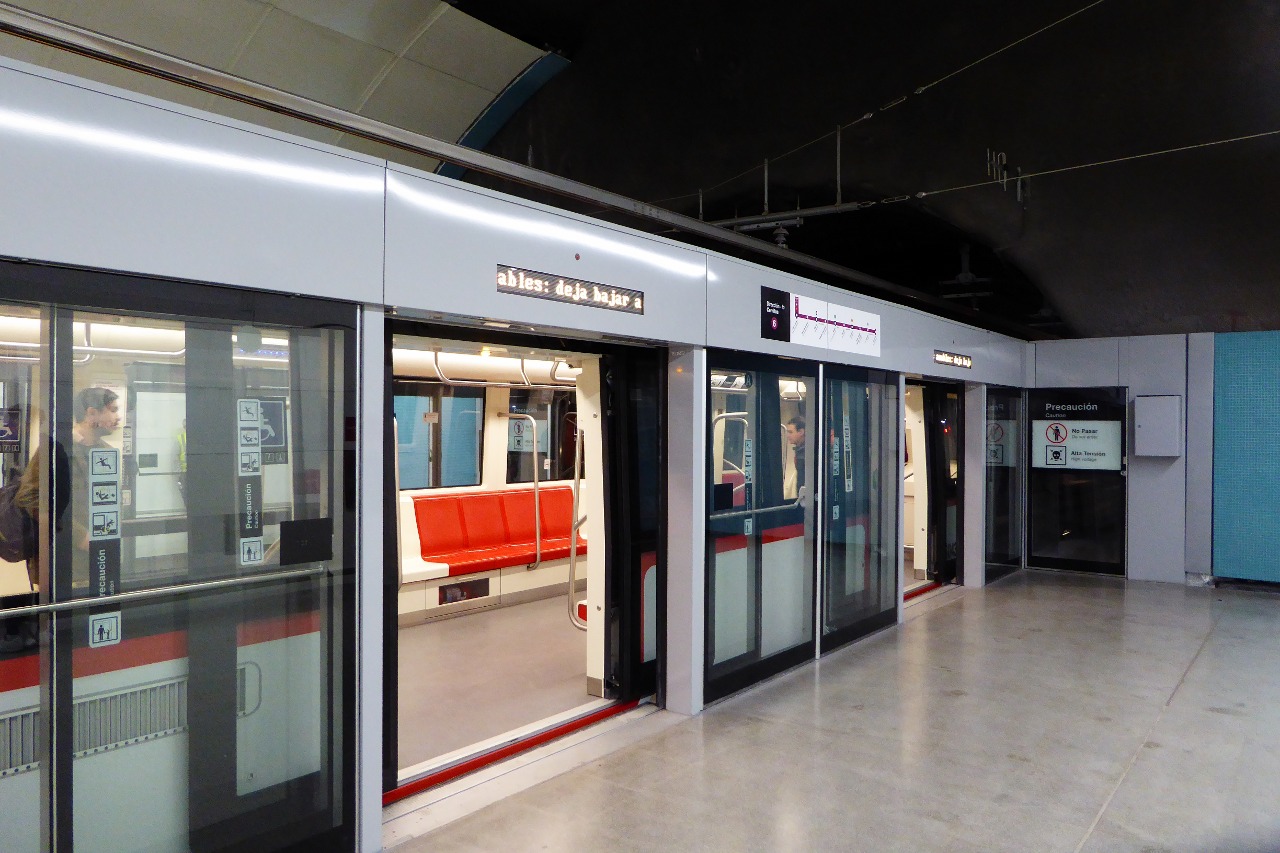 Puertas de andén en estación Los Leones, Línea 6 del Metro de Santiago.