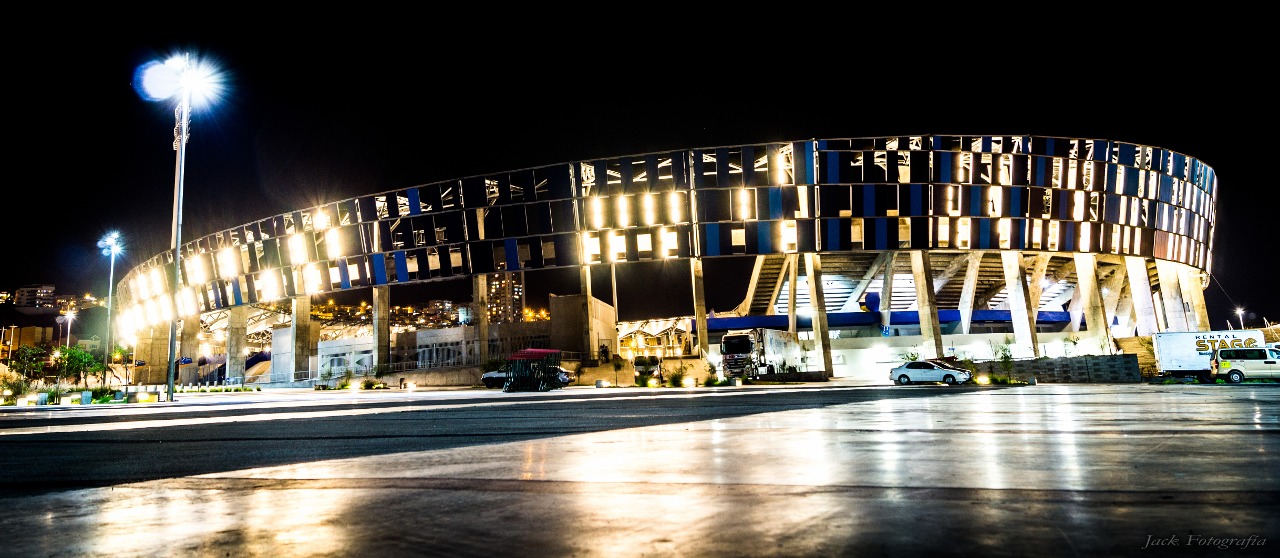Panorámica nocturna del Estadio Regional Calvo y Bascuñán de Antofagasta, Chile.
