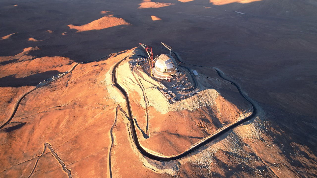 This drone photograph shows ESO’s Extremely Large Telescope in late 2025, during its construction.