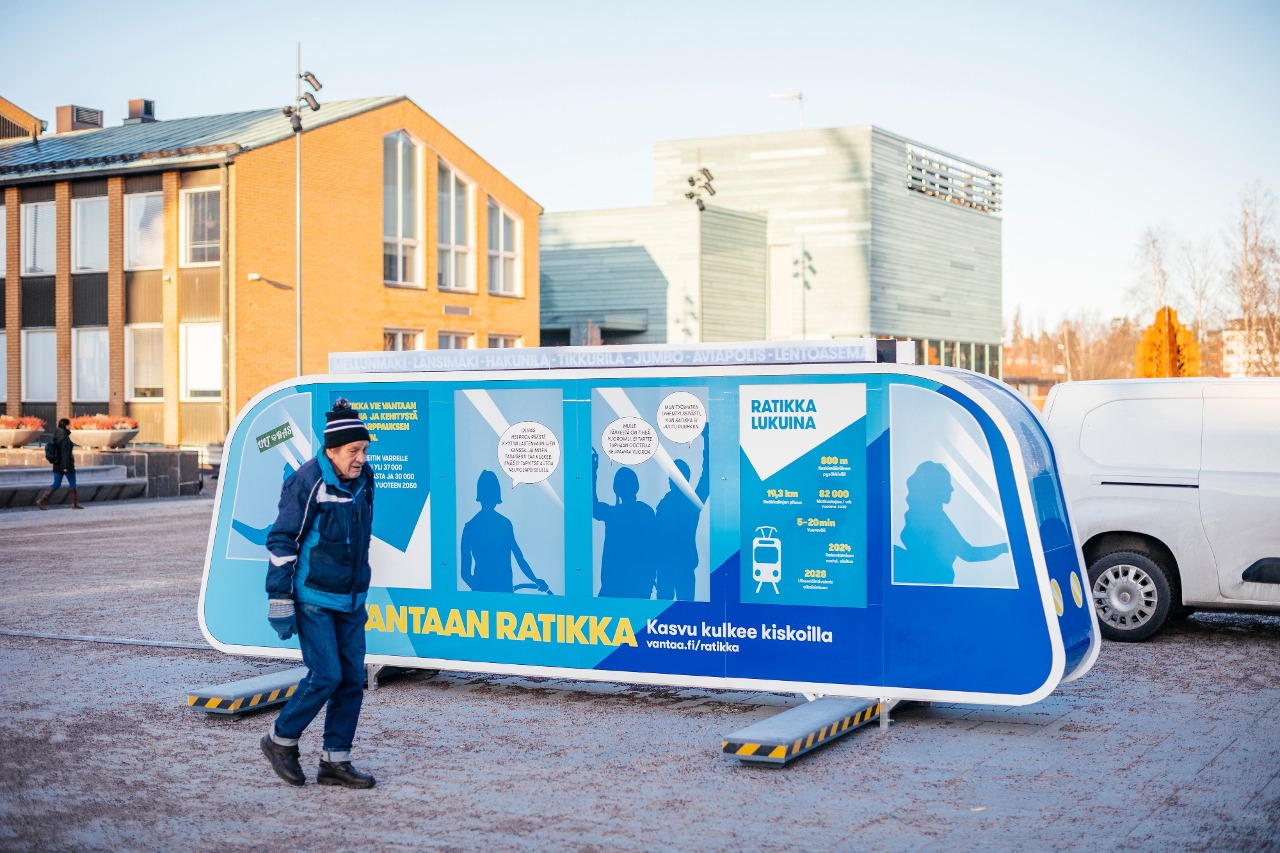 Vantaan pikaraitiotiehankkeen tiedotuskampanja kaupungintalon edustalla Asematiellä Tikkurilassa.