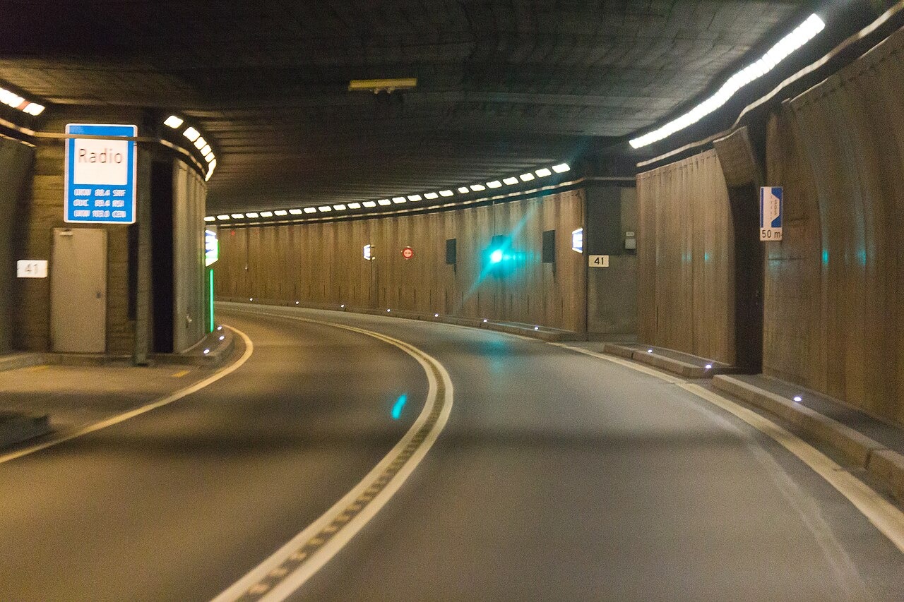 Gotthard-Strassentunnel in einer Nord-Süd-Befahrung Foto: Im Tunnel ein Hinweisschild auf die Radiofrequenzen des Tunnelradios