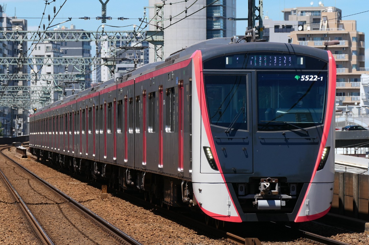 京急本線の大森海岸駅へ進入する、都営浅草線用5500形電車