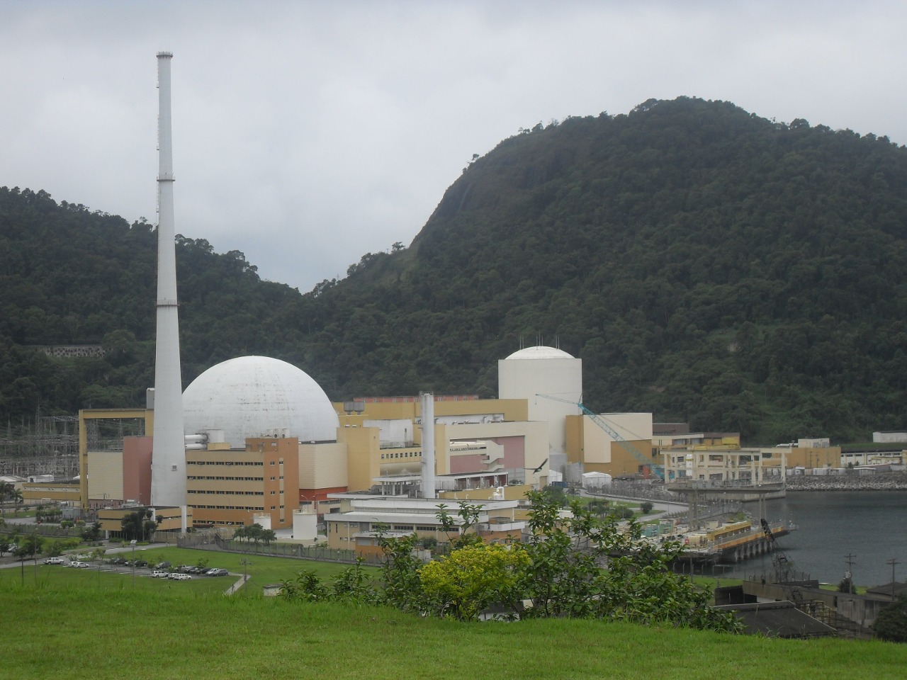 Vista das usinas de Angra.