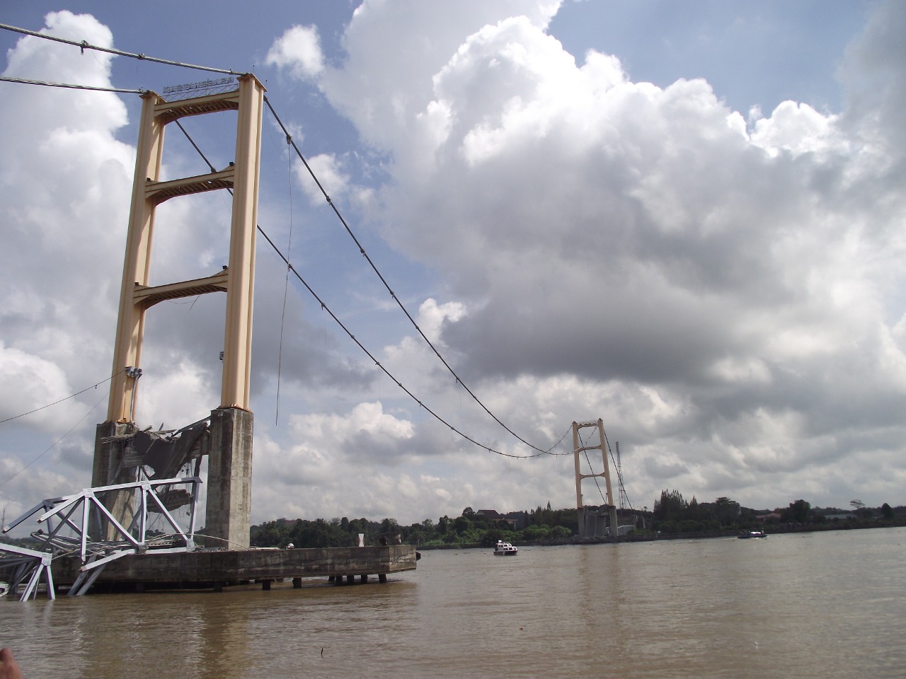 the picture of kutai kartanegara bridge after collapse on november 26th, 2011. it remain 2 main pillars