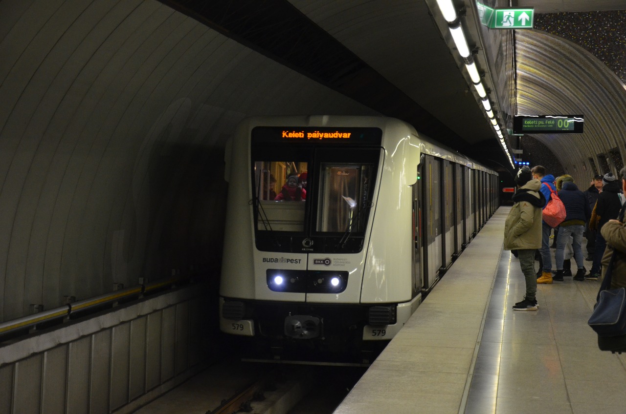 Rame automatique Alstom Metropolis à la station Szent Gellért tér de la ligne 4 du métro de Budapest.