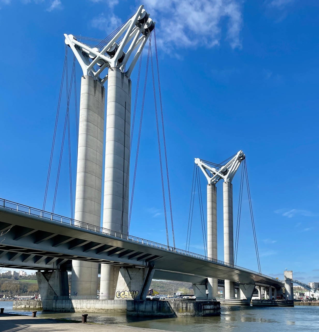 Le pont Gustave-Flaubert vu depuis la rive gauche de la Seine à Rouen (Seine-Maritime).