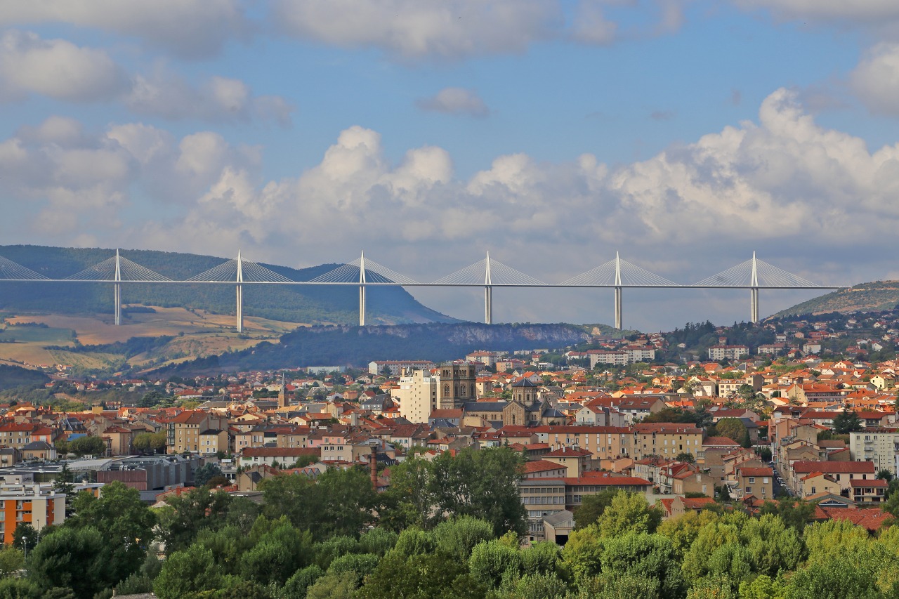 Millau, eine südfranzösische Stadt im Département Aveyron mit dem Viaduc de Millau (Autobahnbrücke der A75).